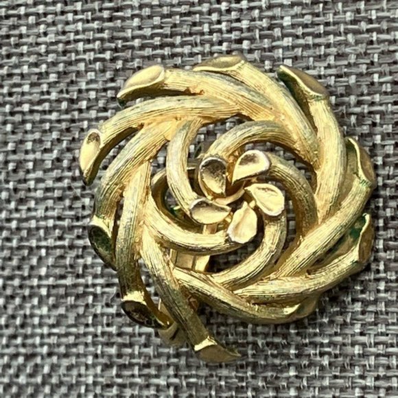 Trifari Clip On Earrings As Is Gold Branches Swirl Classic Vintage Retro Granny - Picture 2 of 6